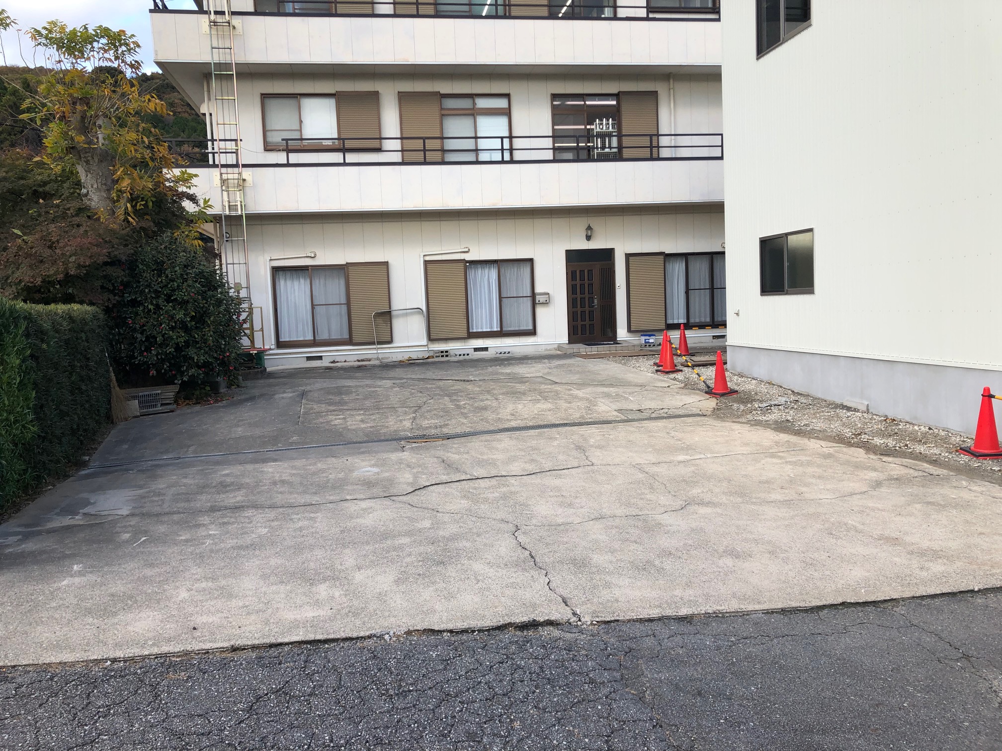 事務所の敷地内